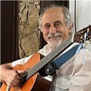 Maestro de canto y acompañamiento en guitarra